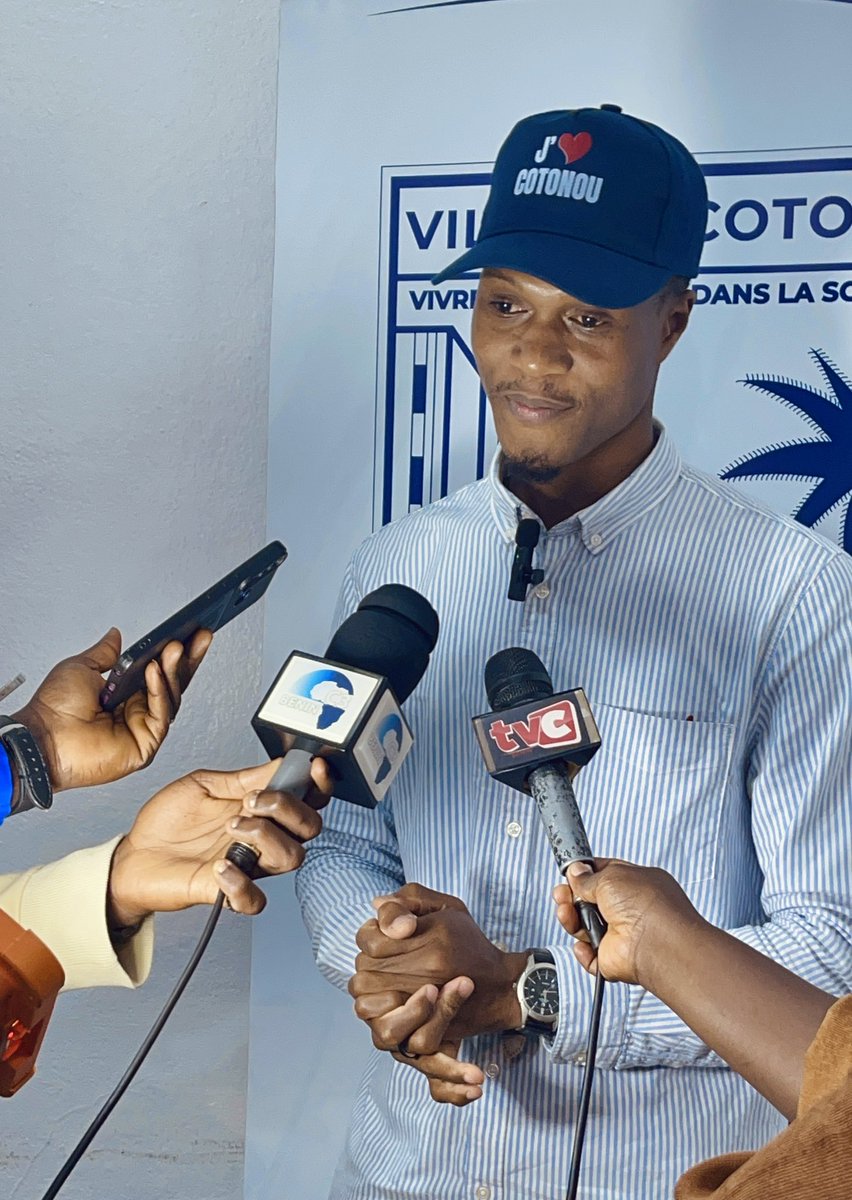 anas_seko229's tweet photo. Un honneur d’être reçu en audience par le Maire de la Ville de Cotonou, Luc Gnacadja, pour présenter le Challenge 10h de collecte de déchets et Kèkenon Ekolo. 

Un grand merci pour son soutien, ses précieux conseils et la casquette « J ♥ Cotonou » qu’il m’a offerte.

#AnasSeko https://t.co/D1ChB8iKbS