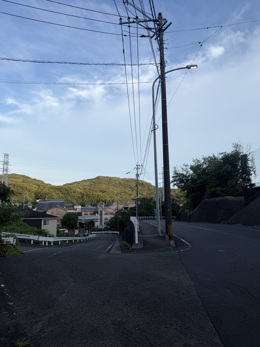 amfan42's tweet photo. 19時近くなってやっと涼しくなってきた。アイスとMonster Energy片手に軽く山登りして実績積み上げ完了(遅いけどゆるふわなので) #ingress #SecondSunday #RedCodex https://t.co/N3fEFpCvbb