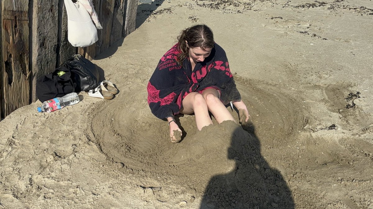 Star0Re's tweet photo. She’s in a hole, wbu? https://t.co/0F6WcOsNdP