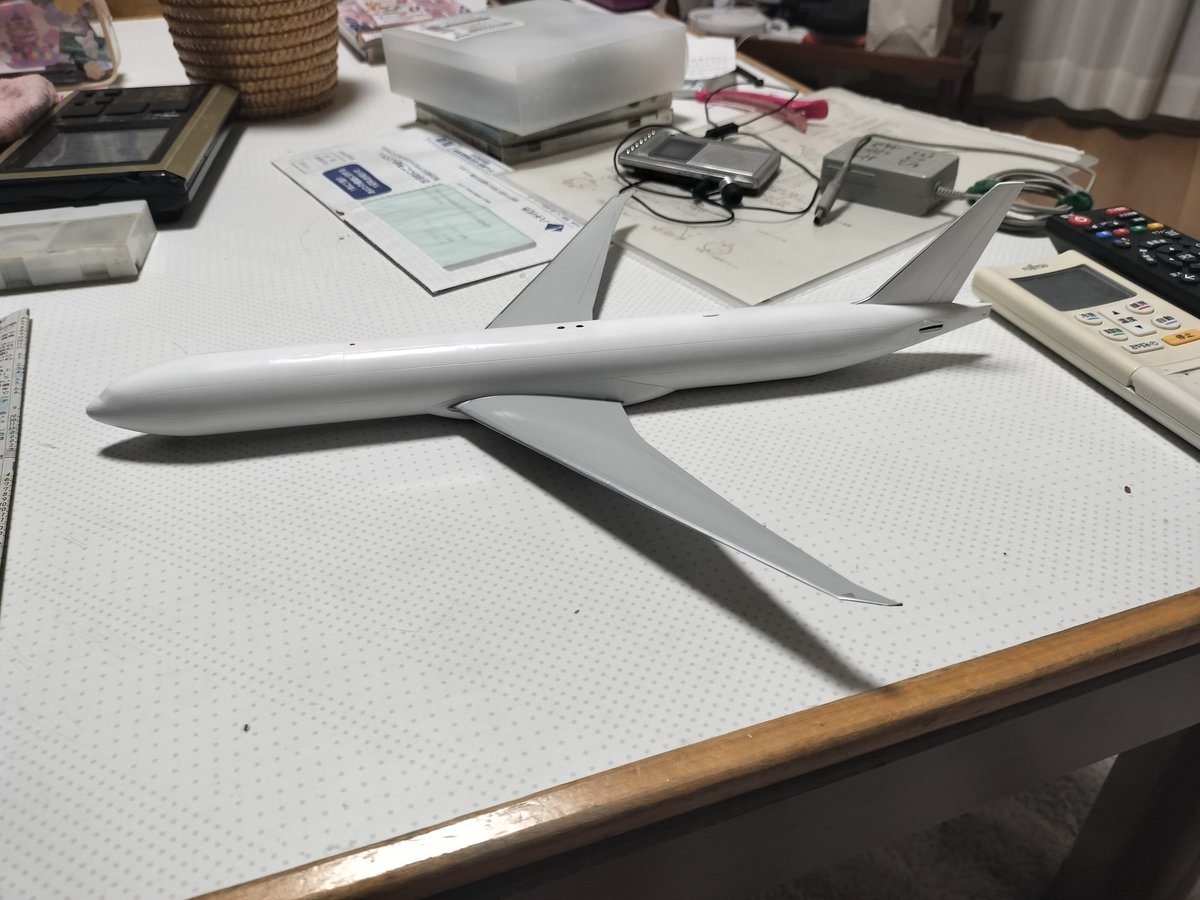 KeitetsuAirline's tweet photo. 777デモストいろいろ
胴体は塗装中に合わせ目ができてしまい苦戦したが、現在はデカール貼る前のクリアー塗装中。水平尾翼とエンジンはデカールを貼り終えてクリアー塗装や研ぎ出す繰り返しの作業へ。フラップフェアリング等の小物パーツもついでにクリアー塗装。
完成を待ちます
#旅客機プラモ https://t.co/JcM5GQ7OL9