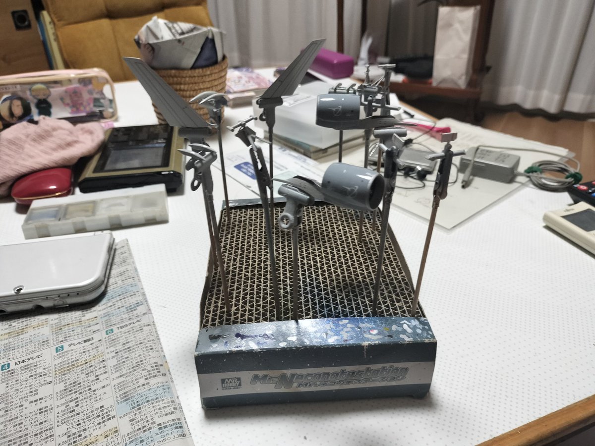 KeitetsuAirline's tweet photo. 777デモストいろいろ
胴体は塗装中に合わせ目ができてしまい苦戦したが、現在はデカール貼る前のクリアー塗装中。水平尾翼とエンジンはデカールを貼り終えてクリアー塗装や研ぎ出す繰り返しの作業へ。フラップフェアリング等の小物パーツもついでにクリアー塗装。
完成を待ちます
#旅客機プラモ https://t.co/JcM5GQ7OL9