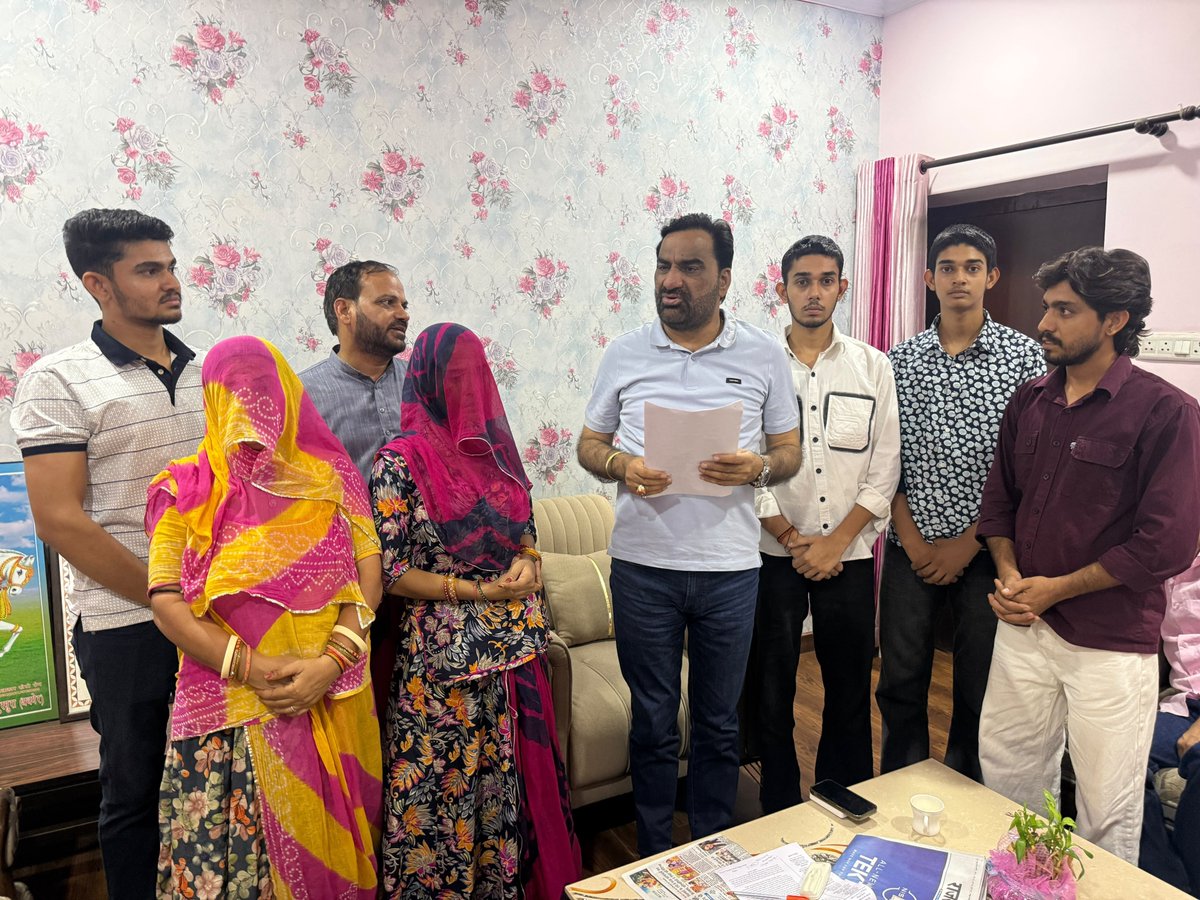 hanumanbeniwal's tweet photo. 03 मई 2026 को सीकर जिले की फतेहपुर विधानसभा के तिहावली गांव में श्री प्रकाश सिंह शेखावत की नृशंस हत्या और उनके परिजनों के साथ हुई मारपीट का मामला अत्यंत गंभीर था । कल जयपुर आवास पर पीड़ित परिवार ने मुझसे मुलाकात कर पुलिस अनुसंधान में गंभीर लापरवाही तथा सभी आरोपियों की अब तक गिरफ्तारी नहीं होने की जानकारी दी।
इस संबंध में मैंने जयपुर रेंज के आईजी एवं सीकर पुलिस अधीक्षक से दूरभाष पर बात कर निष्पक्ष, उच्चस्तरीय और समयबद्ध अनुसंधान सुनिश्चित करने तथा सभी आरोपियों को तत्काल गिरफ्तार करने के निर्देश दिए हैं।
कानून का राज तभी स्थापित होगा जब अपराधियों को बिना किसी दबाव या पक्षपात के सख्त सजा मिले और पीड़ित परिवार को न्याय मिलेगा |
@PoliceRajasthan @IgpJaipur @SikarPolice