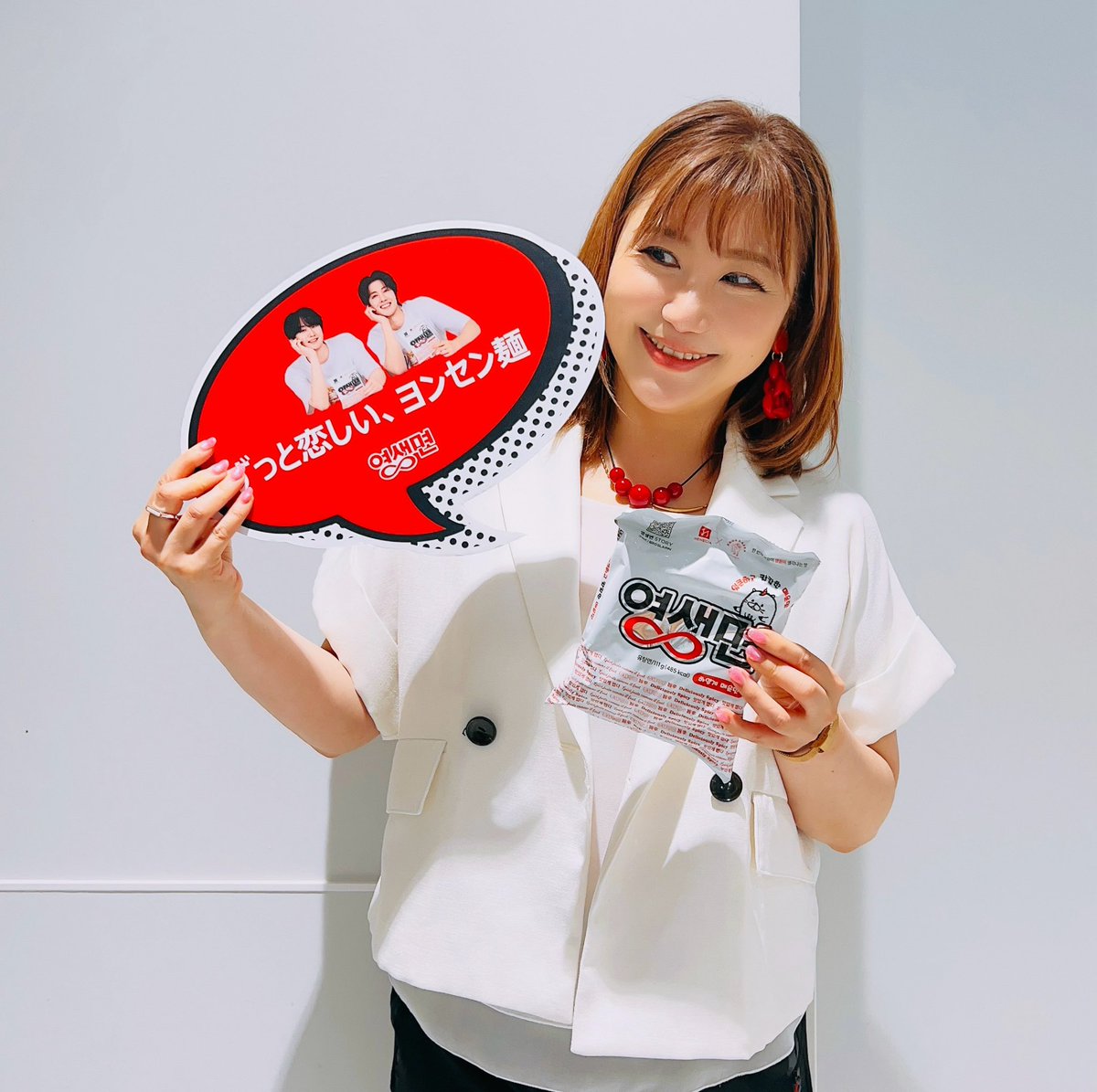 Yumi_nuna's tweet photo. この土日は501のヒョンジュンさんとヨンセンさんのラーメン🍜「ヨンセン麺」発売記念セレモニーとトークショー全5公演のMCでした🎤きっかけ、熱い思い、味の探究、デザイン、キャラクター、素敵なCMソングまで、ヨンセン麺に関する物語を様々な角度からお話し頂きました。ヨンセン麺、辛いけど🌶️ほんとに美味しくて私も大好きになりました☺️甘美なCMソングがずっと頭の中を🌀回ってます。ヨンセンみょ〜ん♪