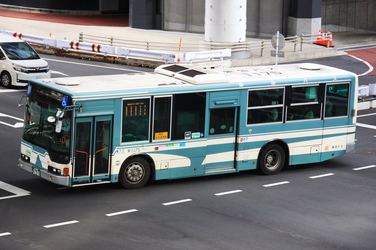 NJnohito's tweet photo. 2026/5/20
渋谷駅で撮った東急バスの教習とかラッピングとか

1枚目　M8702号車
2枚目　M1175号車
3枚目　TA549号車
4枚目　A2号車

新しくなったA2号車のラッピングや西工に加え、高津のエルガEVまで撮れたのはかなりデカい収穫でした！
渋12の教習なのかな…？

#東急バス https://t.co/mjKvehUiuo