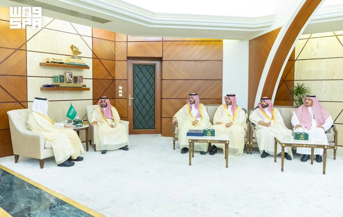 SPAregions's tweet photo. أمير الشرقية يستقبل مدير صندوق تنمية الموارد البشرية بالمنطقة.
https://t.co/Jrk2CPT0PN
#واس https://t.co/dft3thSikp