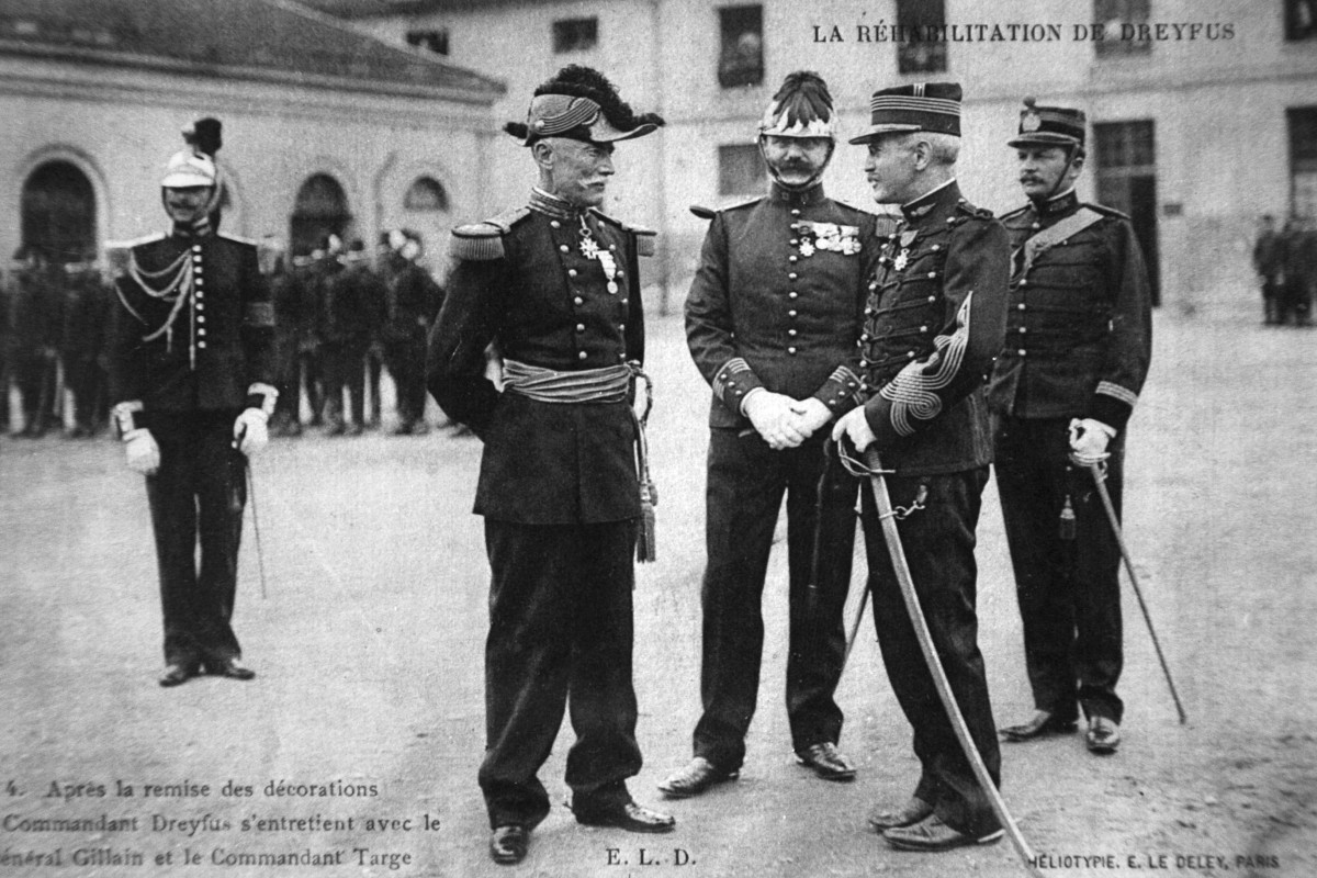 CeJourHistoire's tweet photo. Le 12 juillet 1906, à midi, un vieux magistrat lit un arrêt dans un silence total. Douze ans d'acharnement se referment en quelques phrases.

Retour en arrière. 5 janvier 1895, cour de l'École militaire. Un capitaine d'artillerie est conduit devant les troupes. On lui arrache ses galons, on brise son sabre sur le genou. Il crie son innocence. La foule hurle derrière les grilles.

Il s'appelle Alfred Dreyfus. Il est juif, il est alsacien, et il vient d'être condamné pour trahison sur la foi d'un document mal expertisé.

Suivent quatre ans à l'île du Diable, seul, enchaîné la nuit. Puis Zola, le "J'accuse", le pays coupé en deux. Un second procès à Rennes en 1899 le recondamne, avec des circonstances atténuantes pour une trahison. L'absurde a atteint son sommet.

Il faudra sept ans de plus.

Ce 12 juillet 1906, la Cour de cassation, toutes chambres réunies, casse le jugement de Rennes sans renvoi. Par 31 voix contre 18. L'arrêt est net : de l'accusation portée contre Dreyfus, rien ne reste debout.

Neuf jours plus tard, on lui remet la Légion d'honneur. Dans la cour de l'École militaire. Exactement là où on avait brisé son sabre.