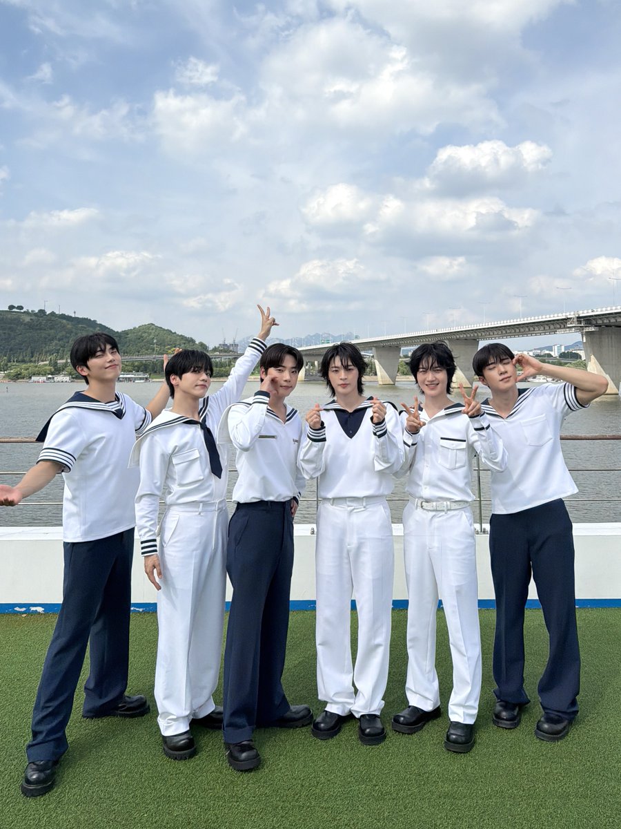 ONF_offcl's tweet photo. 260712
HANGANG VOYAGE

❤️🧡💜🖤💚💙💡

#온앤오프 #ONF
#ONF_OpenTheDoor #OpenTheDoor
#ONF_MY_SELF https://t.co/Aso6WgI4x7