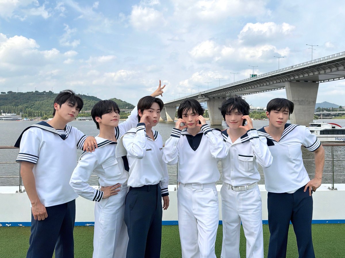 ONF_offcl's tweet photo. 260712
HANGANG VOYAGE

❤️🧡💜🖤💚💙💡

#온앤오프 #ONF
#ONF_OpenTheDoor #OpenTheDoor
#ONF_MY_SELF https://t.co/Aso6WgI4x7
