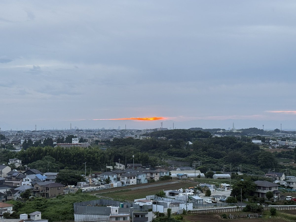 bb11yamato's tweet photo. 空が裂けた https://t.co/Yi6EcmSaMq