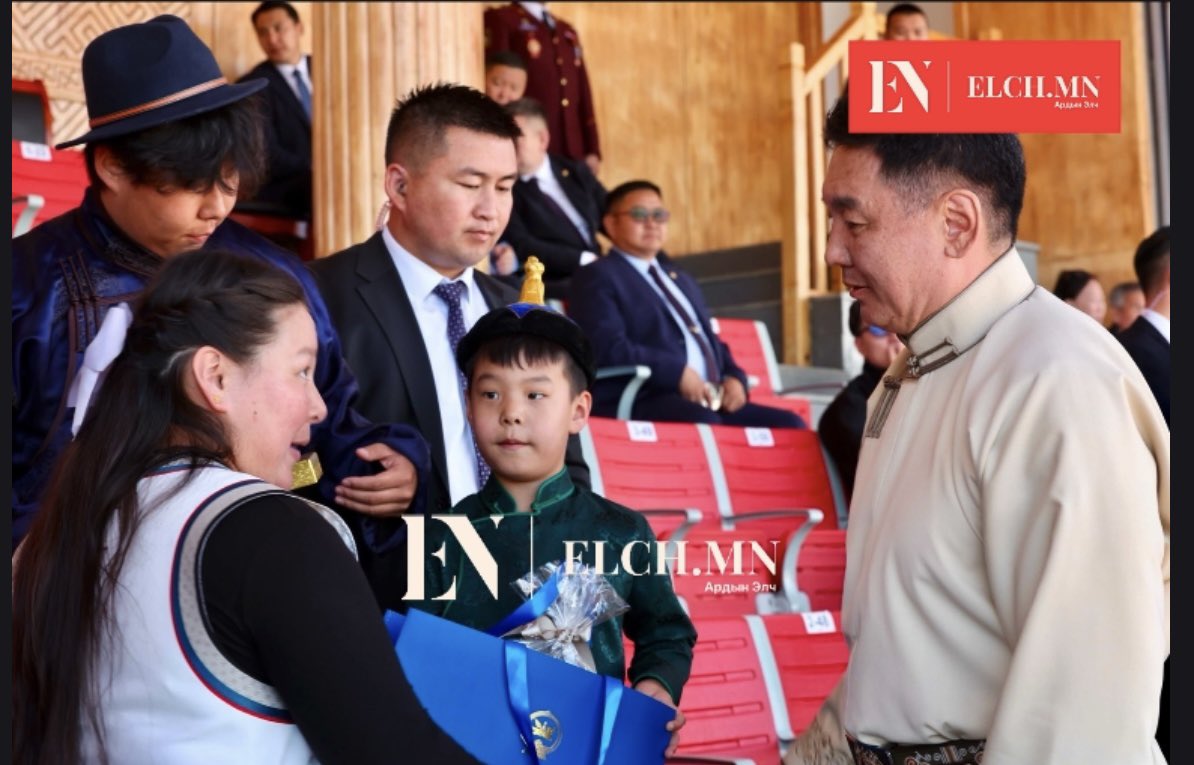 Elch_mn's tweet photo. Улс орны аав шиг нөмөр нөөлөг нь мэдрэгддэг ийм мөчүүд сэтгэлд дулаахан үлддэг

Хань ижлээсээ хагацсан МУГТ М.Анхцэцэгт энэ халуун сэтгэл амьдралынх нь нэгэн том дэм, урам зориг болсон гэдэгт эргэлзэхгүй байна.

Хүнийг хүнээр нь хүндэлж, сэтгэл гаргасан энэ сайхан үйлдэлд баярлалаа, Ерөнхийлөгчдөө. 

Монгол Улсын гавьяат тамирчин М.Анхцэцэгийг хүүгийнх нь хамт Үндэсний их баяр наадмын арга хэмжээг үзэхийг урьсан талаар Ерөнхийлөгчийн зөвлөх Д.Даваадорж цахим хуудсаараа мэдээлж байв.