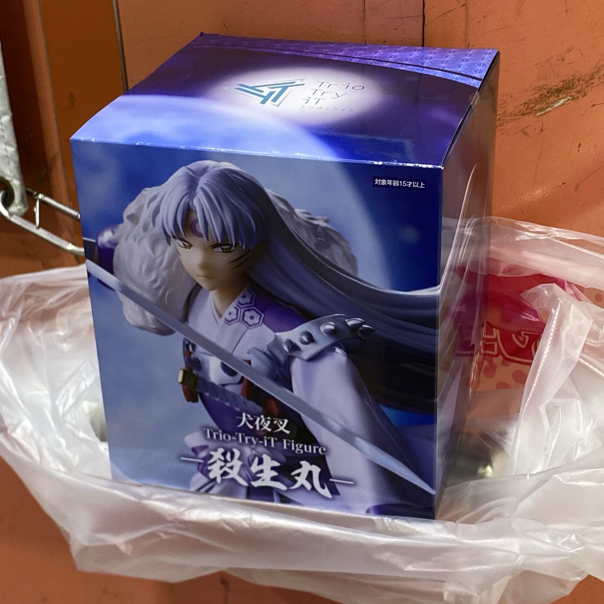 ryu10242048's tweet photo. 池レジャは🟩点いたけど自力ゲット…。

店員の接客はイマイチでした😓

見るからに箱痛み景品がセットされてたのでプレイ前に交換を依頼したところ、「箱交換は1回まで」と注意され、ゲットした後に箱をチェックしたところ、交換後の箱も傷んでました😇

コッソリ入れるなよ…🥲
やることがセコイ！ https://t.co/YoNr3Zva9h