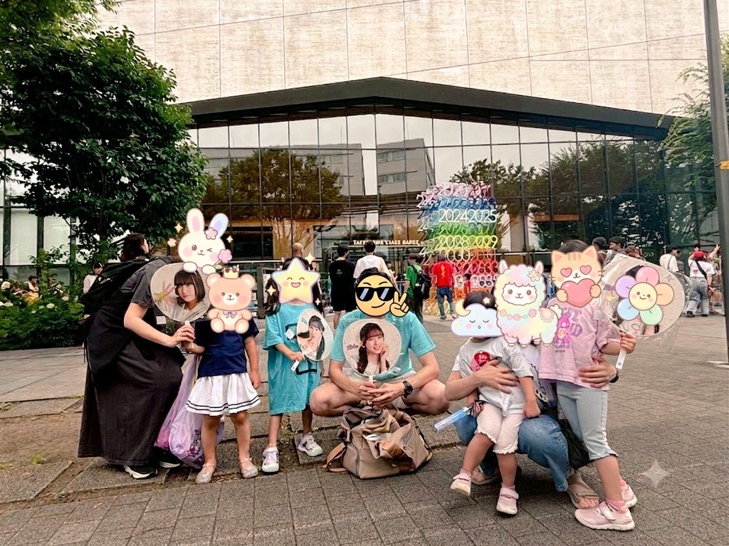 hamakko03's tweet photo. えびちゅうが好きで出会った仲間と娘たちを連れて春ツアーへ😊えびちゅうスタッフ様、子どもたちが見やすい席をありがとうございました🙏

#えびチリはじめました 
#すギルティツアー https://t.co/yxoLqT9J2l