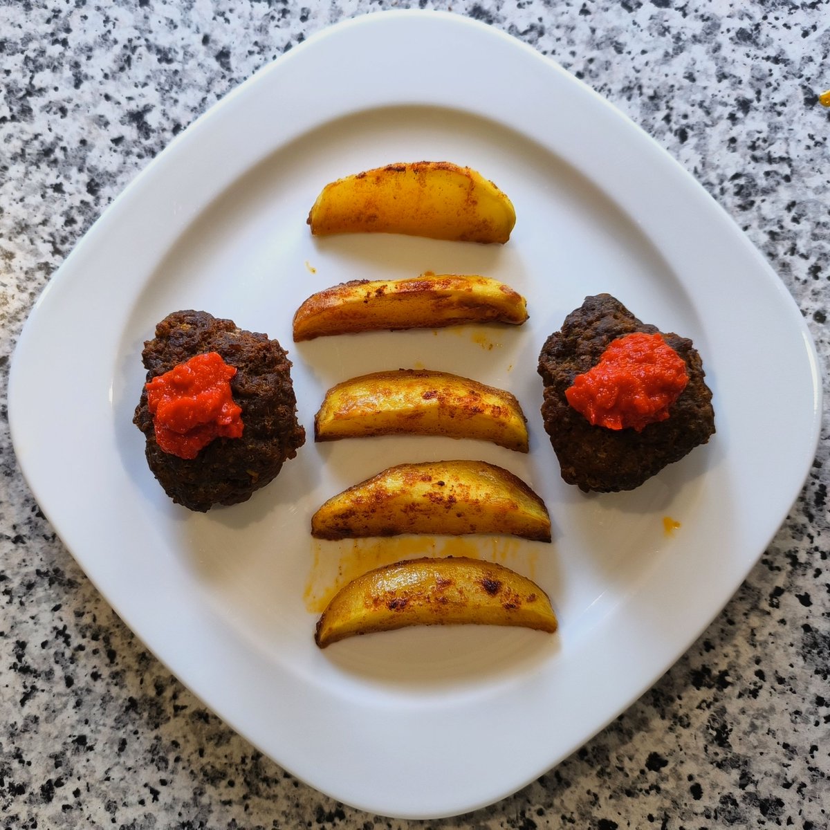 MikeKocht's tweet photo. Urlaubserinnerungen an Kroatien können so einfach sein, wenn  man alles aufs Blech schmeißt! ;-)

#Plejskavica und #Erdäpfel (#Kartoffel)

#Ajvar gehört da natürlich dazu!

https://t.co/QTBGZisNsb https://t.co/W2ZkTRaamQ