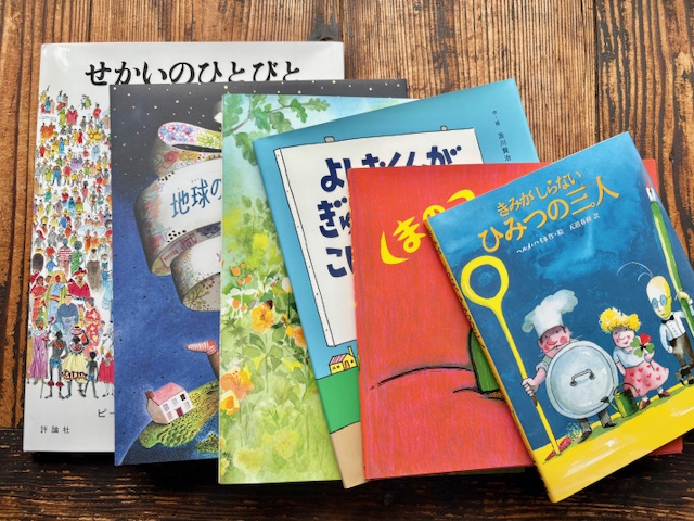 slowbooks's tweet photo. どんな境遇にあっても、小さなひとに絵本を読む愉しみを。ひとり親家庭や困窮家庭など、厳しい状況に置かれている子どもたちに絵本を届ける「チャリティ絵本便」。本の力を信じる私たちにできること、今年も続けます。皆様のあたたかなお力添え、どうぞよろしくお願いします😊 https://t.co/BudAT1NYCe https://t.co/zLkLSspZtR