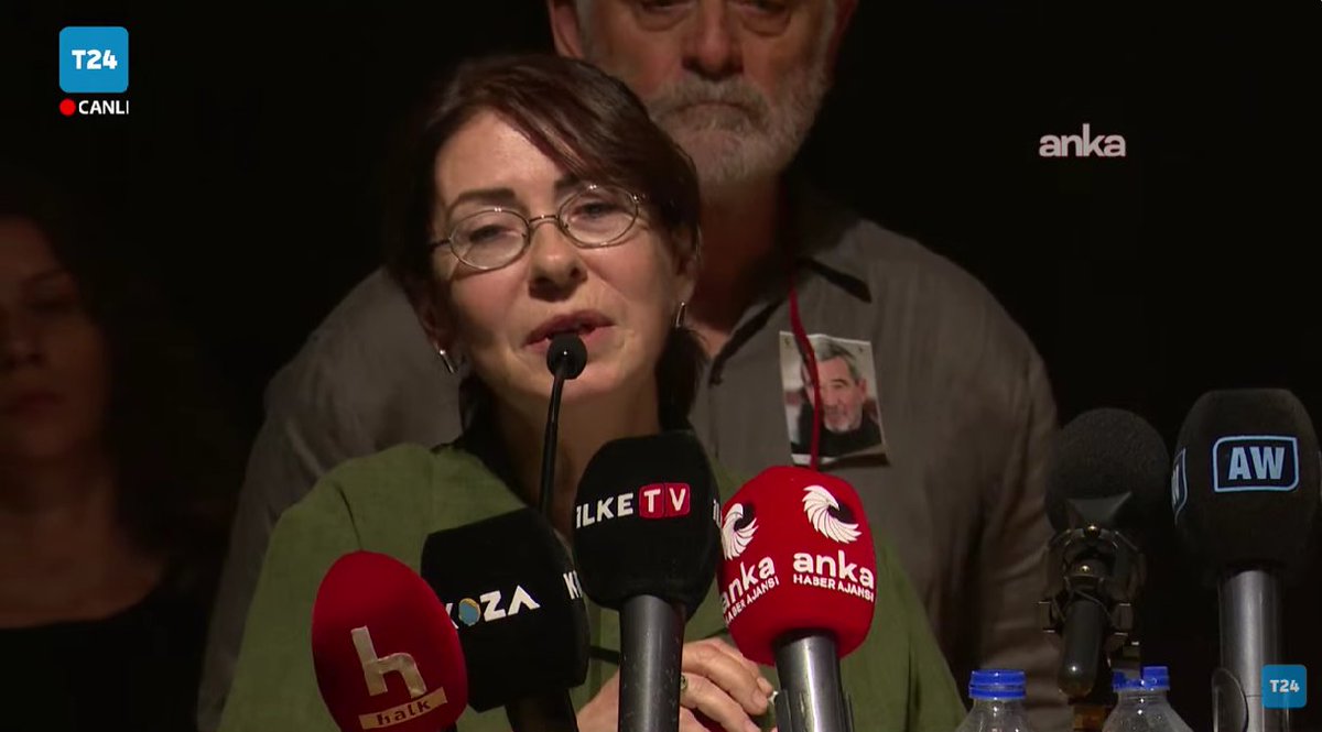 t24comtr's tweet photo. 🔴 İlkay Akkaya, Ahmet Telli anmasında konuştu:

💬 "Binlerce evde büyük bir yas var. Ahmet Abi'miz giderken de biz olduğumuzu, yan yana geldiğimiz zaman ne kadar güzel olduğumuzu, hiç unutmadığımızı, en kötü hatıralarımızı bile güzelleştirmeye, külleri güllendirmeye çalışarak yaşadığımızı tekrar hatırlattı bize. Ahmet Abi benim dünyada tanıdığım en çelebi insandı. O yüzden veda etmeyeceğim"
https://t.co/rkBPNab9r4