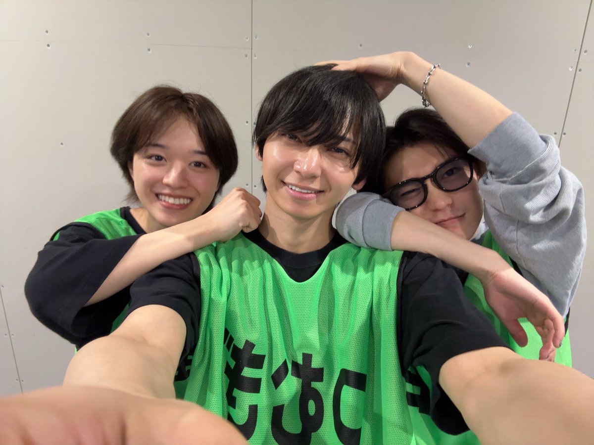 miyawaki2001's tweet photo. 今日もあんステ稽古でした！
Switch今日も頑張りました⚡️
そしてお二人といる時間
とても居心地がいい宮脇です。
さて明日からも残り少ない時間を大切に
頑張ります！今日はビブスを着て撮りました☺️
#あんステ https://t.co/lA7iMUu4gd