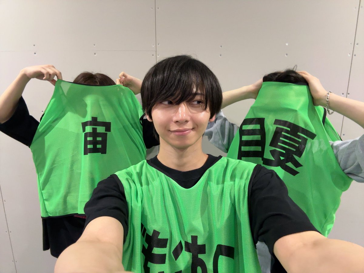 miyawaki2001's tweet photo. 今日もあんステ稽古でした！
Switch今日も頑張りました⚡️
そしてお二人といる時間
とても居心地がいい宮脇です。
さて明日からも残り少ない時間を大切に
頑張ります！今日はビブスを着て撮りました☺️
#あんステ https://t.co/lA7iMUu4gd