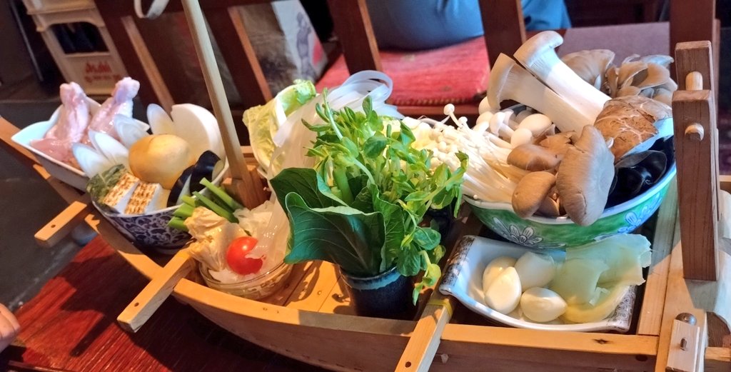 RunningYassan's tweet photo. がっつり肉補給第6弾🍖✨

大好きな火鍋屋さんの別店舗🍲
いつものラムや豚肉だけでなくジビエも堪能🥩✨
猪、鹿、鴨も美味しかったー😋
普段食べないけど、翌日も胃の調子が快調👍

ランニング後のタンパク質補給には最高すぎる🥰

薬膳で体も回復中…笑

#ひなべねこ https://t.co/3La3pxtSwZ