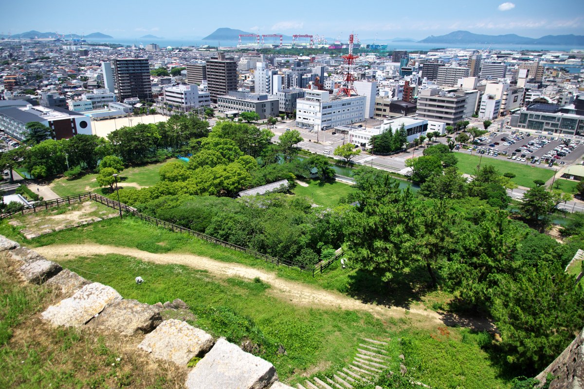 g2455a's tweet photo. @Chashibu_nico2 丸亀城良いですよね!
何層にも積み重ねられた石垣に見惚れました https://t.co/aurNeJ6YH5