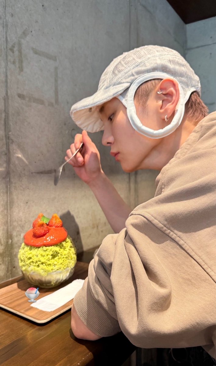 _ynworld_'s tweet photo. ��ーカー着てんのにかき氷食ってるぅ〜謎
 #SHINee_key #Key https://t.co/5CcyW5IDv0