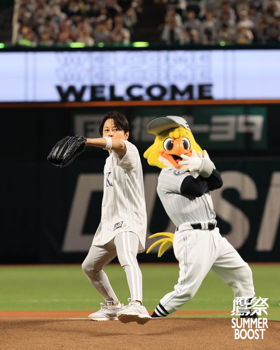 HAWKS_official's tweet photo. 本番に強すぎる #西川貴教 さんナイスピッチングでした👍

練習動画もTikTokで公開中です✨

#sbhawks #鷹祭SUMMERBOOST
#後ろのトリさんのポーズ🤩 https://t.co/UfcGH0ye0E