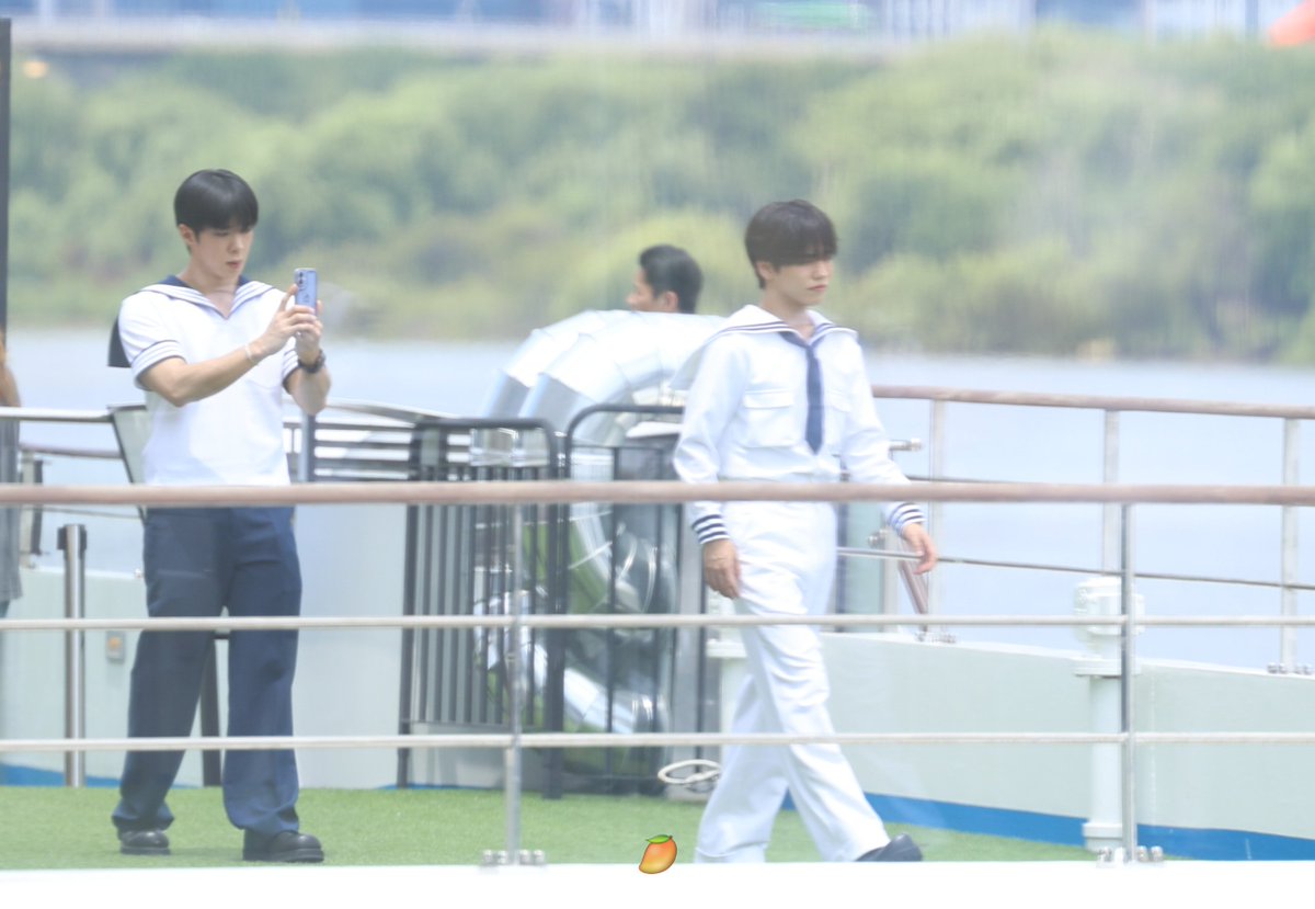 MANGGO_att's tweet photo. 배 타기 전에 카페에서 쉬고있는데
갑자기 눈 앞에 온앤오프 나타나심 ㅋㅋㅋㅋ
행사 끝났으니까 공유하는 저화질의 와이츄🖤💙 https://t.co/Vf93Ow9rRl