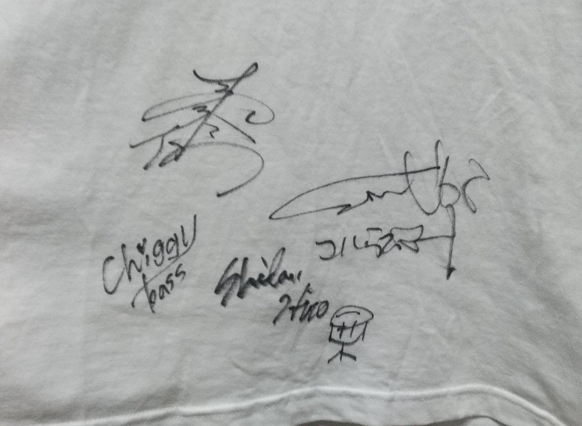 gentou4was's tweet photo. 昨夜は吉祥寺RJGBにてスマートソウルコネクション20周年ダイナミックライブでした！
20年の集大成、リクエスト募集からの貴��な曲も聞けてとても楽しい時間。欲望のライセンス、ライブで聞けるとは…😭
楽しかったので終わってから久々にサインとかいただいてしまった🥰 https://t.co/E2IsVr4Pus
