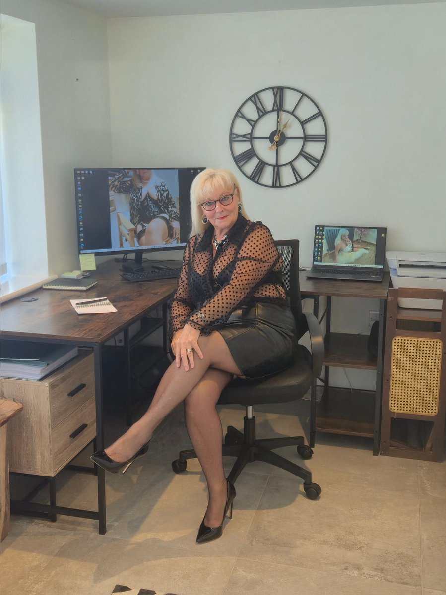 vivian13542's tweet photo. The Naughty Secretary is back in the office 👠 💋 https://t.co/o9EE4DuOYb