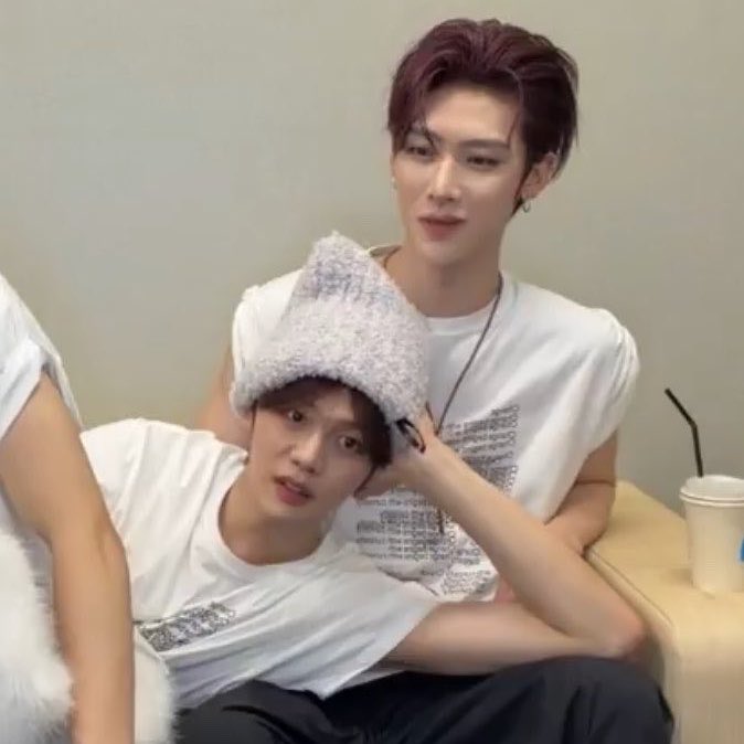 shimkcngz's tweet photo. gyuvin leaning on ricky’s lap😭😭😭 https://t.co/jXkPAEKjRL