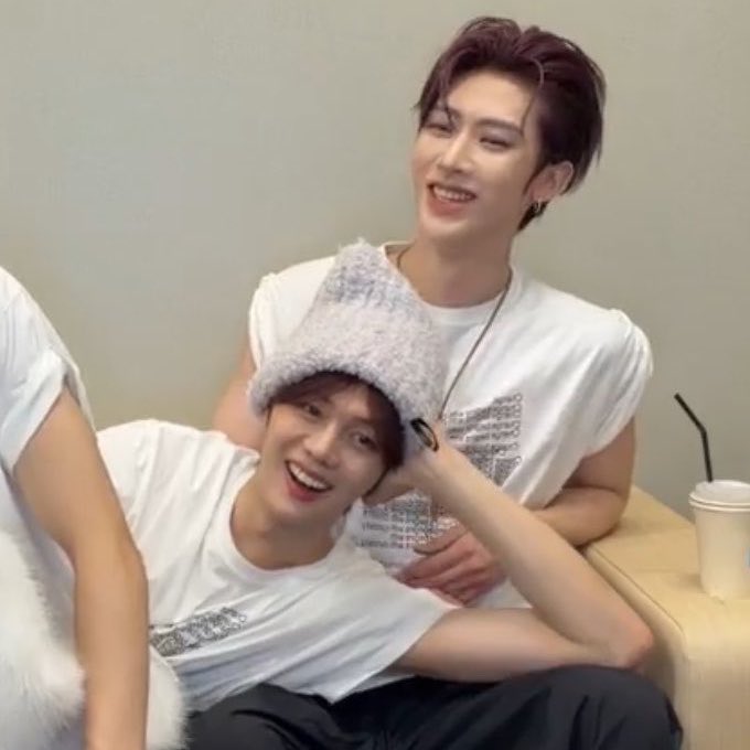 shimkcngz's tweet photo. gyuvin leaning on ricky’s lap😭😭😭 https://t.co/jXkPAEKjRL