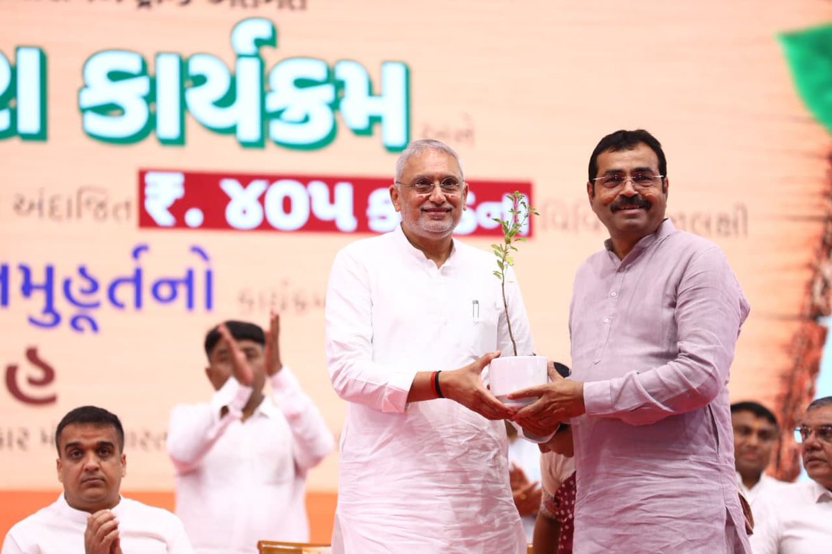 TheYadavPrince's tweet photo. માનનીય કેન્દ્રીય ગૃહ અને સહકારિતા મંત્રી શ્રી @AmitShah જીના હસ્તે અમદાવાદ ખાતે 𝗠𝗶𝘀𝘀𝗶𝗼𝗻 𝗙𝗶𝘃𝗲 𝗠𝗶𝗹𝗹𝗶𝗼𝗻 𝗧𝗿𝗲𝗲𝘀 અંતર્ગત ભવ્ય વૃક્ષારોપણ અભિયાન તેમજ વિવિધ વિકાસ કાર્યોના લોકાર્પણ અને ખાતમુહૂર્ત કાર્યક્રમમાં ઉપસ્થિત રહેવાનો અવસર પ્રાપ્ત થયો.

આ પ્રસંગે માનનીય મુખ્યમંત્રી શ્રી @Bhupendrapbjp જી, માનનીય પ્રદેશ અધ્યક્ષ શ્રી @iJagdishBJP જી, માનનીય રાજ્ય ગૃહમંત્રી શ્રી @sanghaviharsh જી, મેયરશ્રી @HiteshBarotBJP જી, સ્ટેન્ડીંગ ચેરમેન શ્રી @iKamleshBJP જી, સાંસદશ્રીઓ, ધારાસભ્યશ્રીઓ, અ. મ્યુ. કો. હોદ્દેદારો તથા અન્ય આગેવાનોની ઉપસ્થિતિમાં વૃક્ષારોપણ કરવામાં આવ્યું.