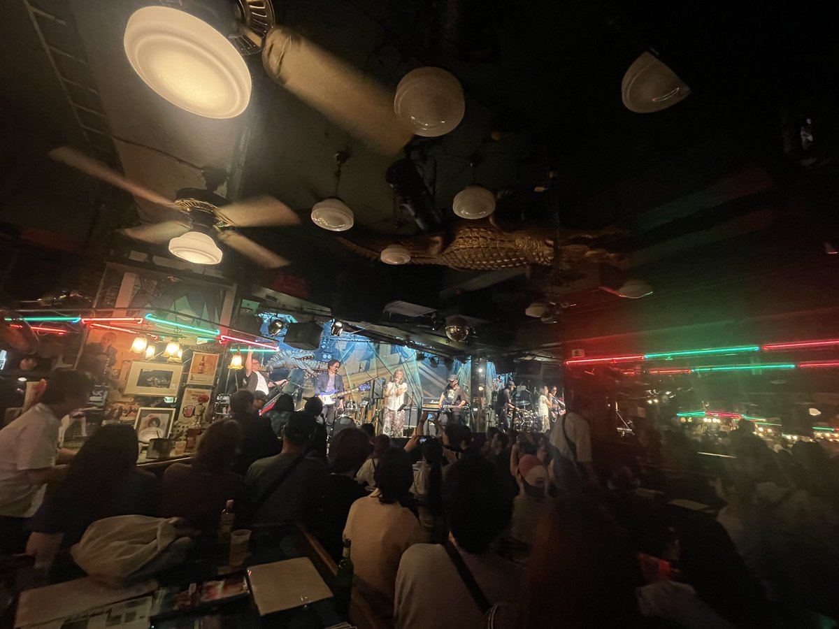ba_ro_2712's tweet photo. 知人のバンドOMGのライブを観に原宿クロコダイルさんにきましたー！
凄い賑わい！聞いたことある洋楽ハードロックの曲盛りだくさんでめちゃくちゃ楽しかった😆 https://t.co/lDzSVsOEdT