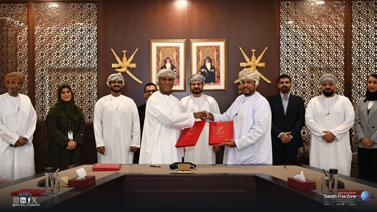 ASYAD_FZSalalah's tweet photo. وقّعت #المنطقة_الحرة_بصلالة اتفاقية استثمارية مع شركة مجان للصناعات البتروكيماوية (SFZ) LLC لإنشاء مصنع لإنتاج سماد كبريتات الأمونيوم باستثمار يبلغ ٢٩ مليون دولار أمريكي على مساحة 43.7 ألف متر مربع.
حيث تم توقيع  الاتفاقية تحت رعاية معالي قيس بن محمد اليوسف رئيس الهيئة العامة للمناطق الاقتصادية الخاصة والمناطق الحرة @omanopaz كما وقع عن المنطقة الحرة بصلالة الدكتور علي بن محمد تبوك,الرئيس التنفيذي. 

سيسهم المشروع في دعم القطاع الزراعي من خلال إنتاج أحد أهم الأسمدة المستخدمة عالميًا، إلى جانب تعزيز الصناعات الكيميائية، وزيادة الصادرات غير النفطية،وترسيخ مكانة صلالة كمركز إقليمي للصناعة والخدمات اللوجستية، بما ينسجم مع مستهدفات #رؤية_عمان2040