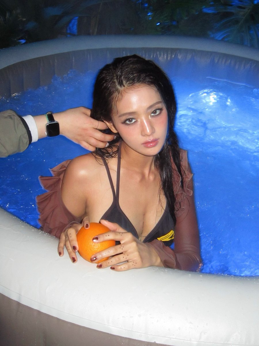 _jaxtaposition's tweet photo. if i was minnie i too would be pissed that this bikini did not even make it in the mv bc LOOK AT HER FRIAIAKDNSNAJSJDJJDK https://t.co/8RKUsVBWBy