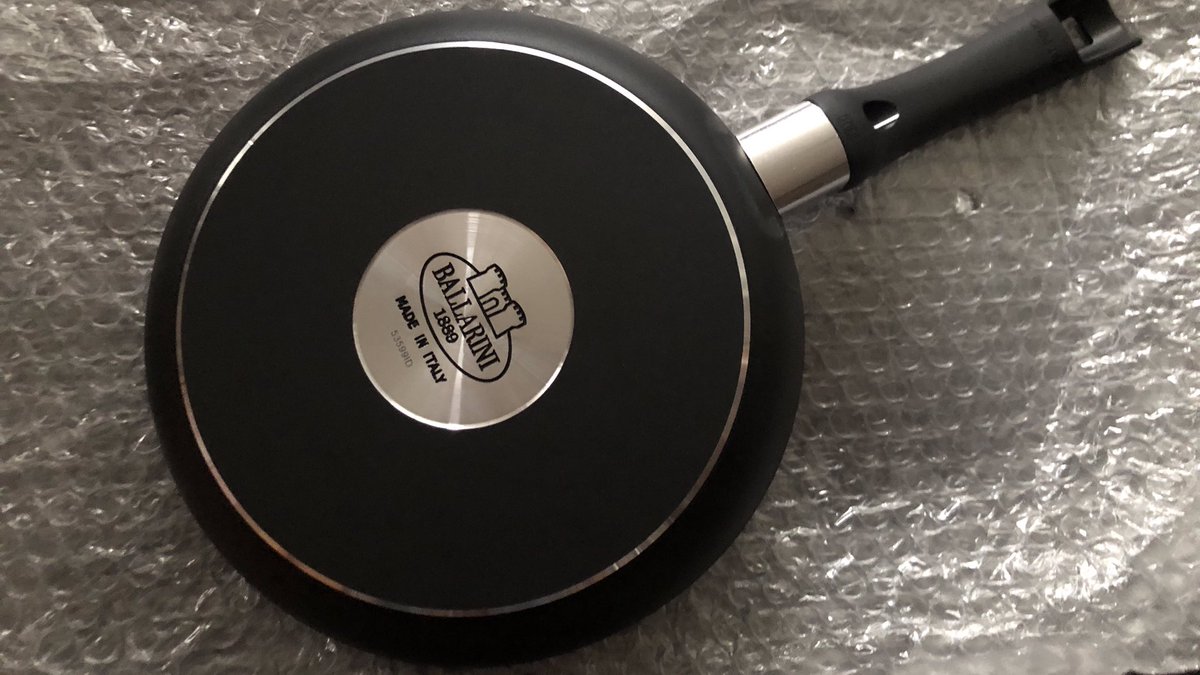 FIREBTC1's tweet photo. 昨日焦がしてしまったフライパン🍳
長年愛用してるイタリア製は近所に売ってない
Amazonで見つけた!
更に翌日お届けと⁇←嘘でしょ😆
本当に今日届いた😳
恐るべしAmazon
#フライパン #ballarini #amazon https://t.co/VwOrYwfQ3Z
