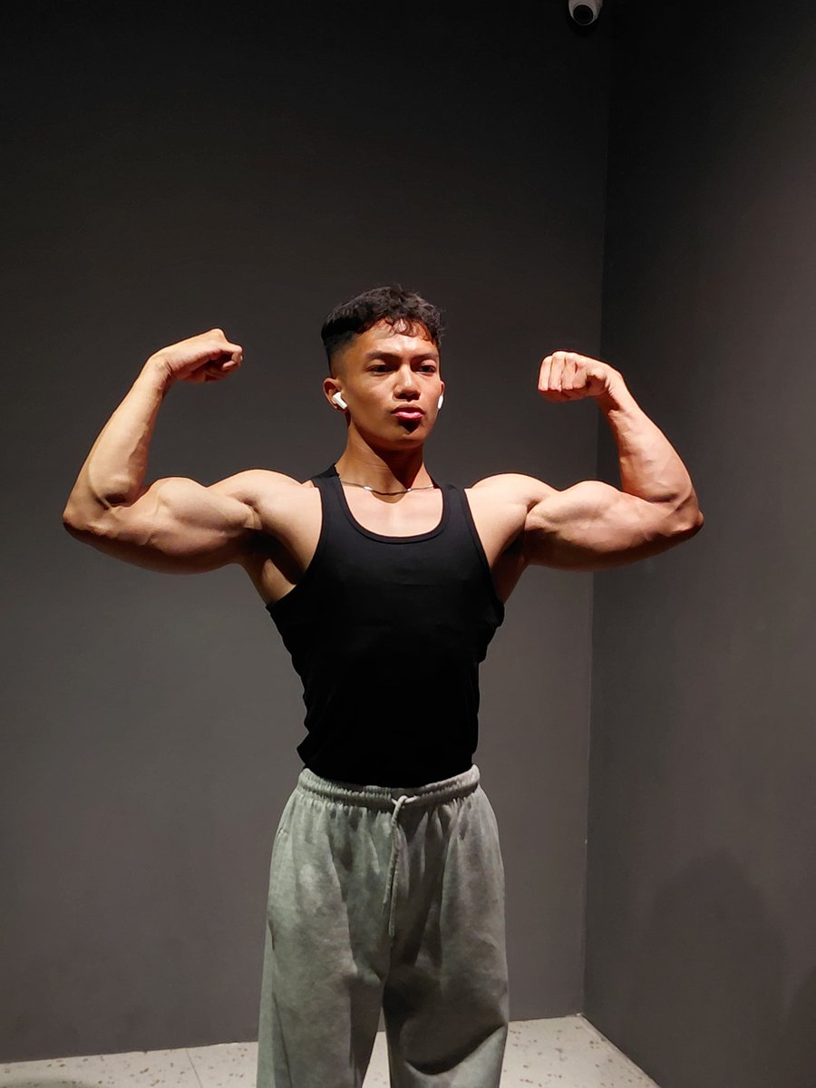 alesummerghost's tweet photo. The bicep is biceping😜💪 https://t.co/CM1Wr1ZpES
