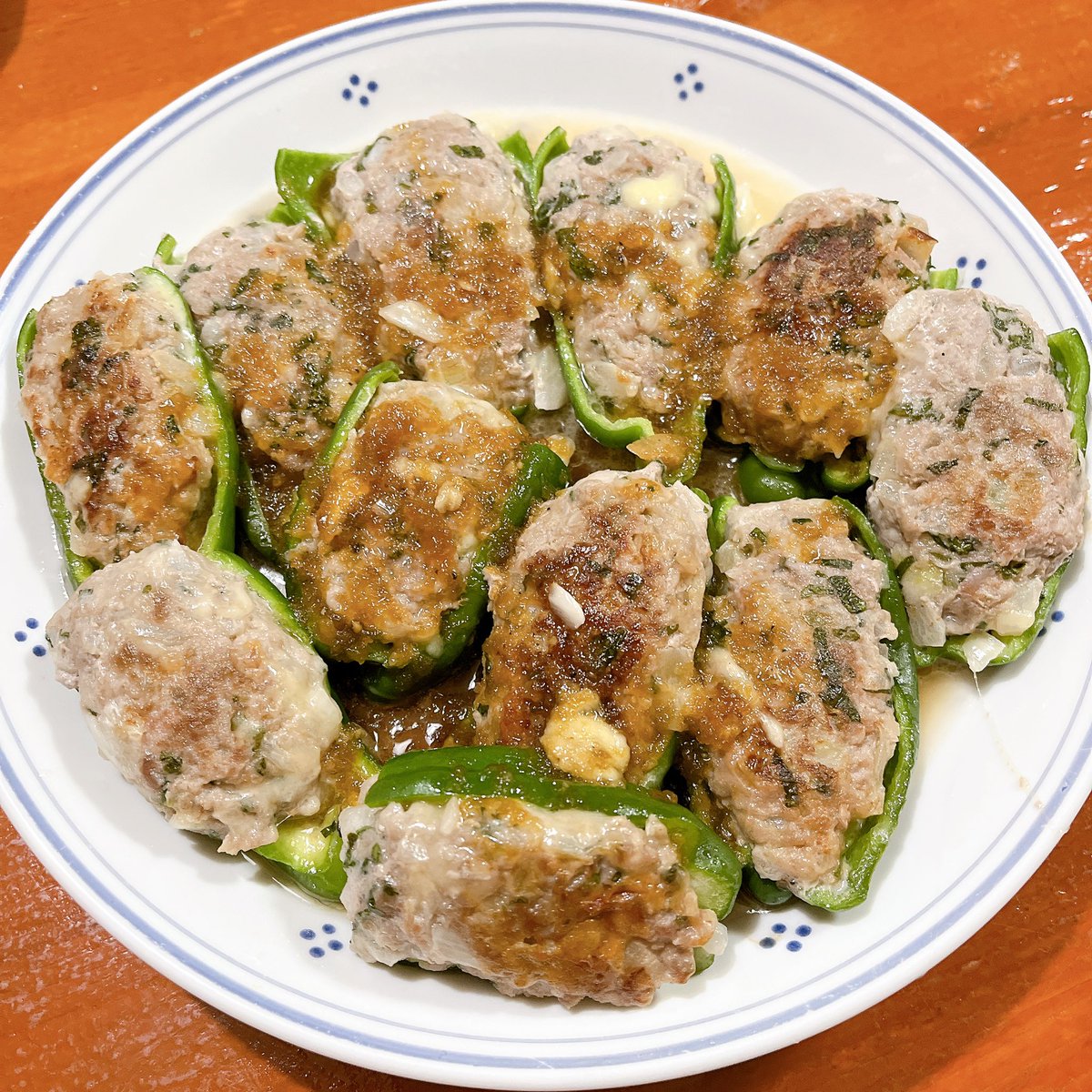 aKUsMwTzS8LAljO's tweet photo. 今夜は
豚ひき肉に玉ねぎ大葉を入れて
味付けして
チーズ🧀イン肉詰めピーマン🫑に
したよ🥰
玉ねぎを🧅すりおろした
オニオンソースをかけて
とっても美味しかった〜🤤✨🍀 https://t.co/i98XqCRcdx