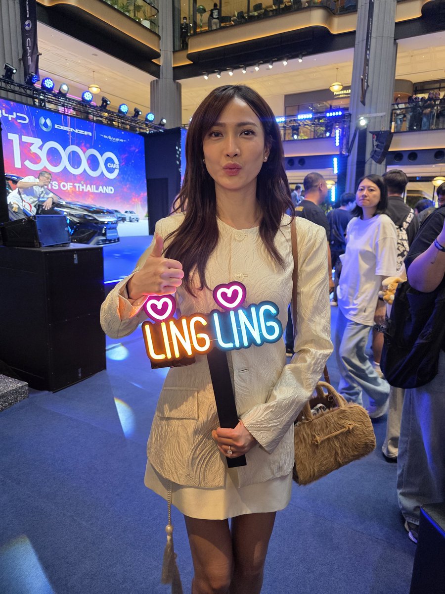 callme_Siri_F's tweet photo. เอฟซีคนนี้หน้าคุ้น แถมสวยมากกก
พี่แต้ววววว กรี๊สสสสส

LINGLING 1ST PRESENTER BYD
#BYDSEALION5DMixLingLingKwong 
@linglingsirilak https://t.co/PoZgPDAnYB