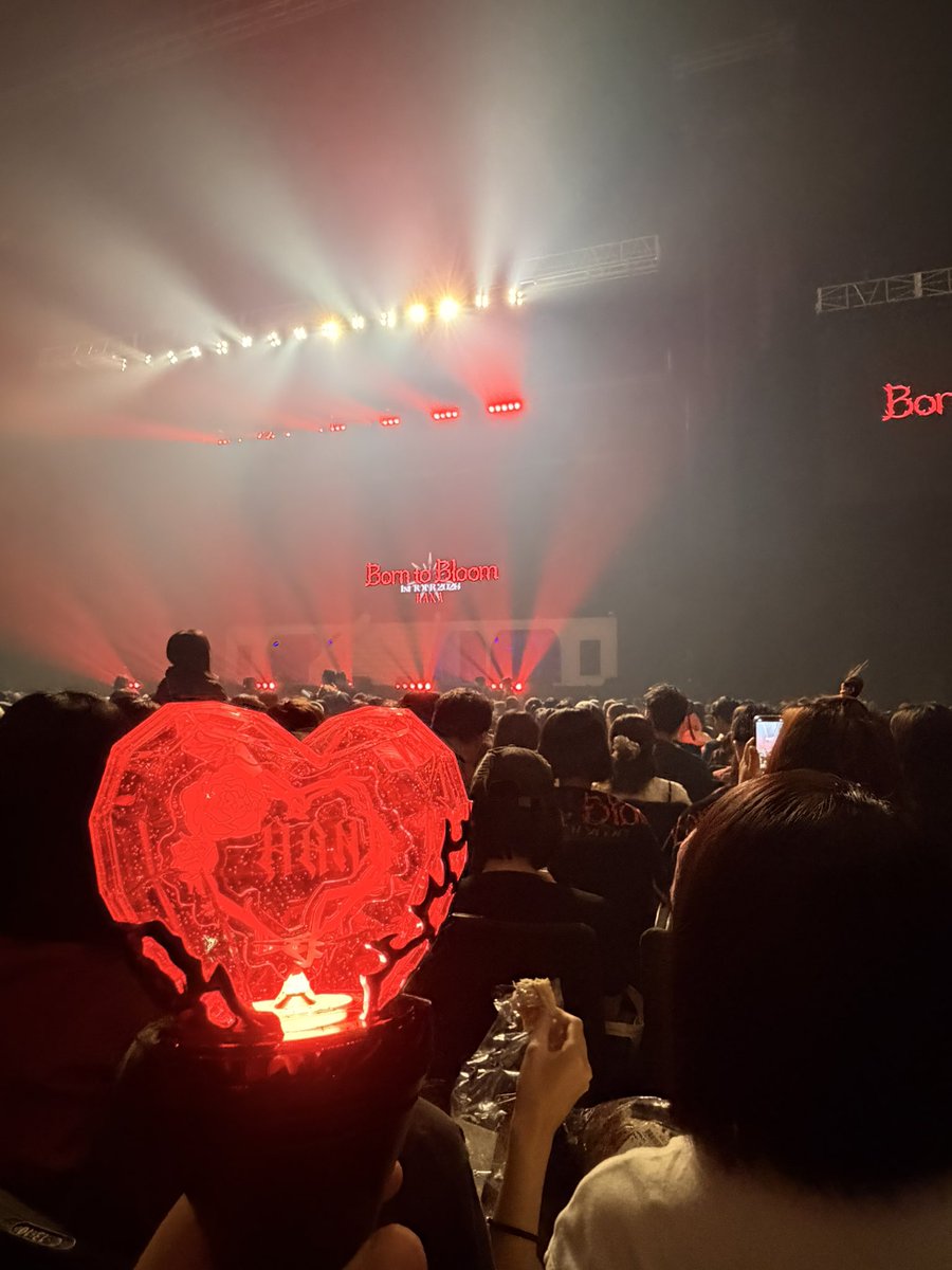 PLUSalpha_1031's tweet photo. 初のHANA LIVE！！
友達来れなくなったんだけどリセールで隣に来た女性の方にペンライトのこと教えてもらえた！
ジスマヒ好きって言ったら近くにくるから見てと教えてもらえたり最高の LIVEだった！ありがとうございました！写真だけじゃなくてHONEYs友達になりたかったぜ…感謝！
#HANA
#BorntoBloom https://t.co/mrM4fU27Q3