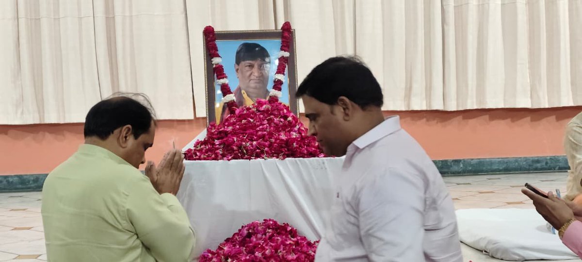 MlcSuresh's tweet photo. आज राजेंद्र नगर स्थित अग्रसेन भवन में पार्षद स्वर्गीय श्री मदन राय जी की श्रद्धांजलि सभा में सम्मिलित होकर उन्हें भावभीनी श्रद्धांजलि अर्पित की।

ईश्वर से प्रार्थना है कि दिवंगत पुण्यात्मा को अपने श्रीचरणों में स्थान प्रदान करें 

ॐ शांति। 🙏
#Sureshkashyap https://t.co/2OQmz3jsMo