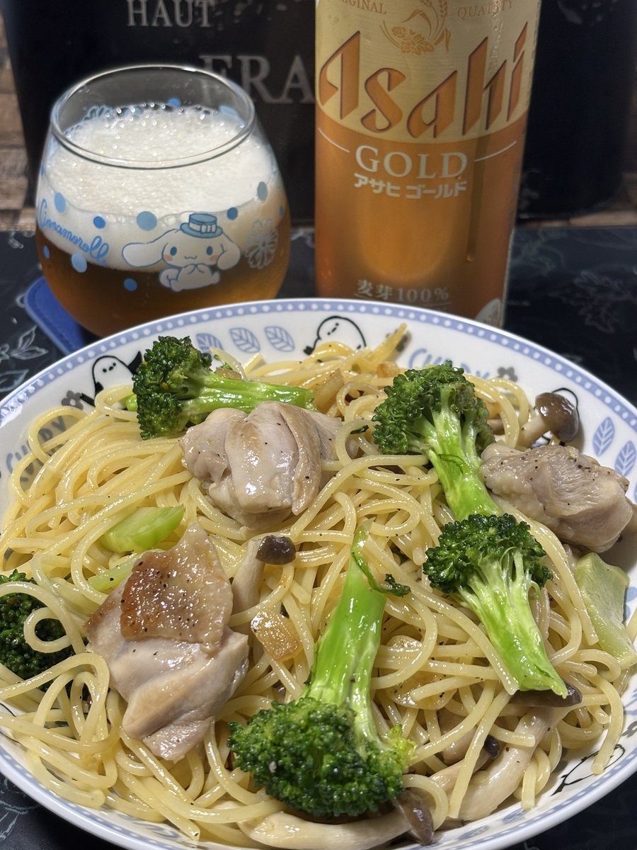 huriiae's tweet photo. お疲れ様です。
🥦と🐔腿肉のパスタで🍺✨
美味しく出来ました٩( 'ω' )و https://t.co/w0Z53HOtFN