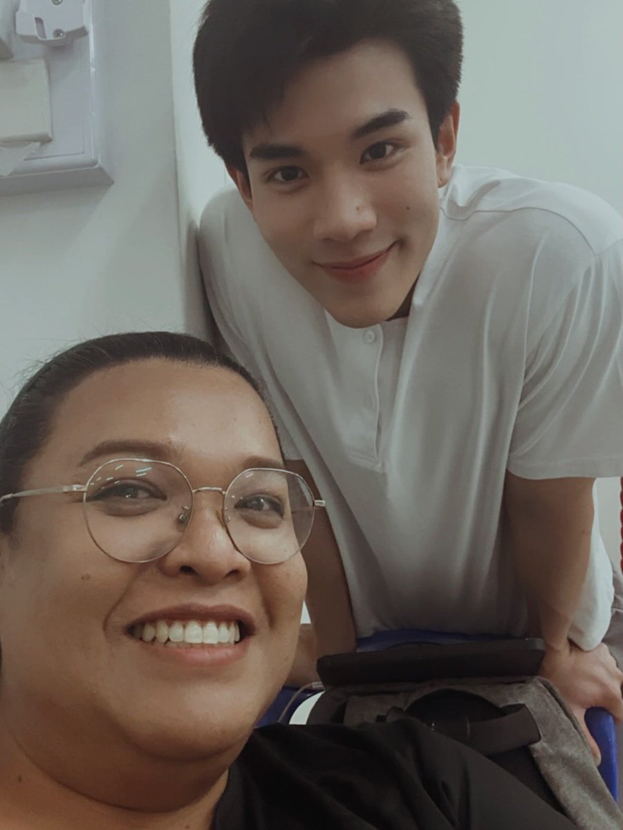 nongsiii's tweet photo. #Fourthnattawat #โฟร์ทณัฐวรรธน์  

sobeauty IG

this was filmed back when we went to shoot #TicketToHeaven series. these were our activities while waiting to go into the scene. i memorized my lines and my nephew exercised while waiting. he kept doing it and his aunt counted for him😂 in other projects i’m the acting coach but in this project i’m the actor. i came to be lek, tanrak’s aunt. cute boy (🥹🤍)