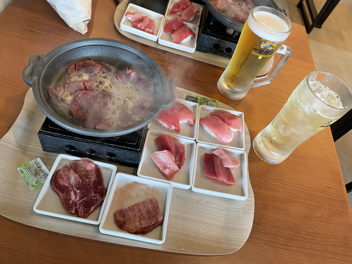 soul1413's tweet photo. サ友からご招待を��け豊洲 万葉倶楽部へ。
サウナは中々の熱さで悪くない。ビュッフェで腹パンになる程飲んだり食べたり、ラグジュアリールームで優雅な一時を過ごしたりと良きサ活になったな✨
#toyosu_manyo  #豊洲万葉 #サ活 #サウナ #へんたいサウナユニットらっコウペンちゃん https://t.co/6ghZYFCcBo