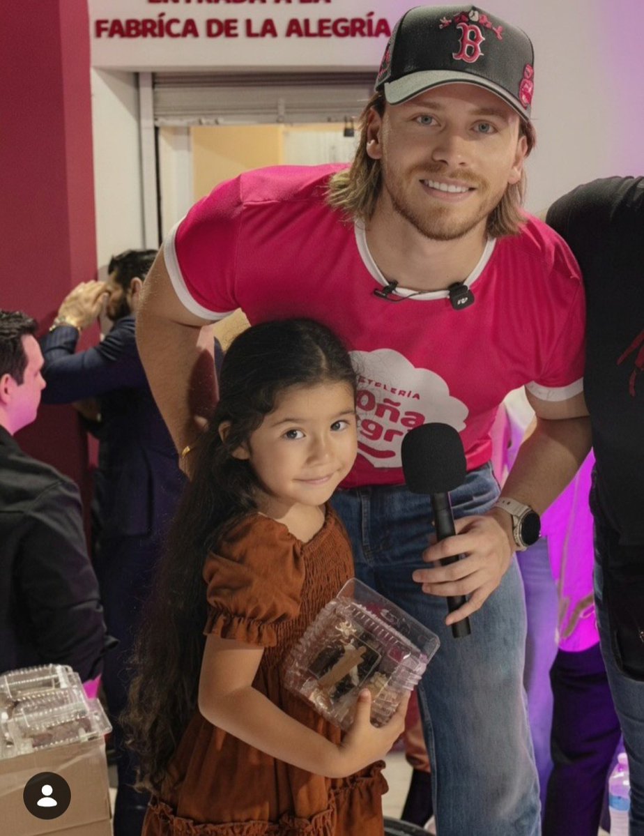 MadalinaMihai7's tweet photo. Aldo ayer en la inauguracion de la fabrica / pasteleria Doña Alegria 
💖💖💖

#DoñaAlegriaPasteleria 
#AldoTDeNigris  #Aldotdnworld https://t.co/M5YxWRh6h3