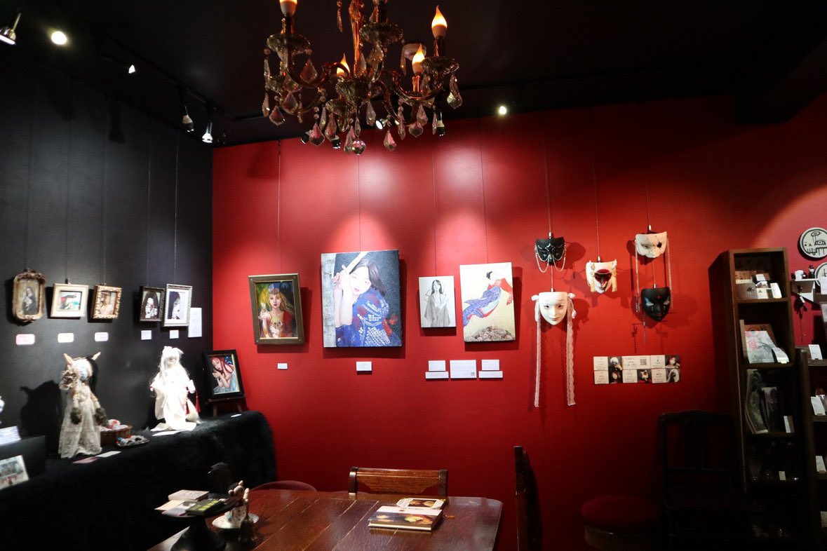 tensukemaru's tweet photo. #ケイコク展 
全体のお写真と各々の作品写真をいただきました^ ^
すごく雰囲気のある空間で素敵な作品たちがたくさん…！

タグで他の方が挙げている写真も見られるのでクリックしてみてください。 https://t.co/UlEJ6d7HNS