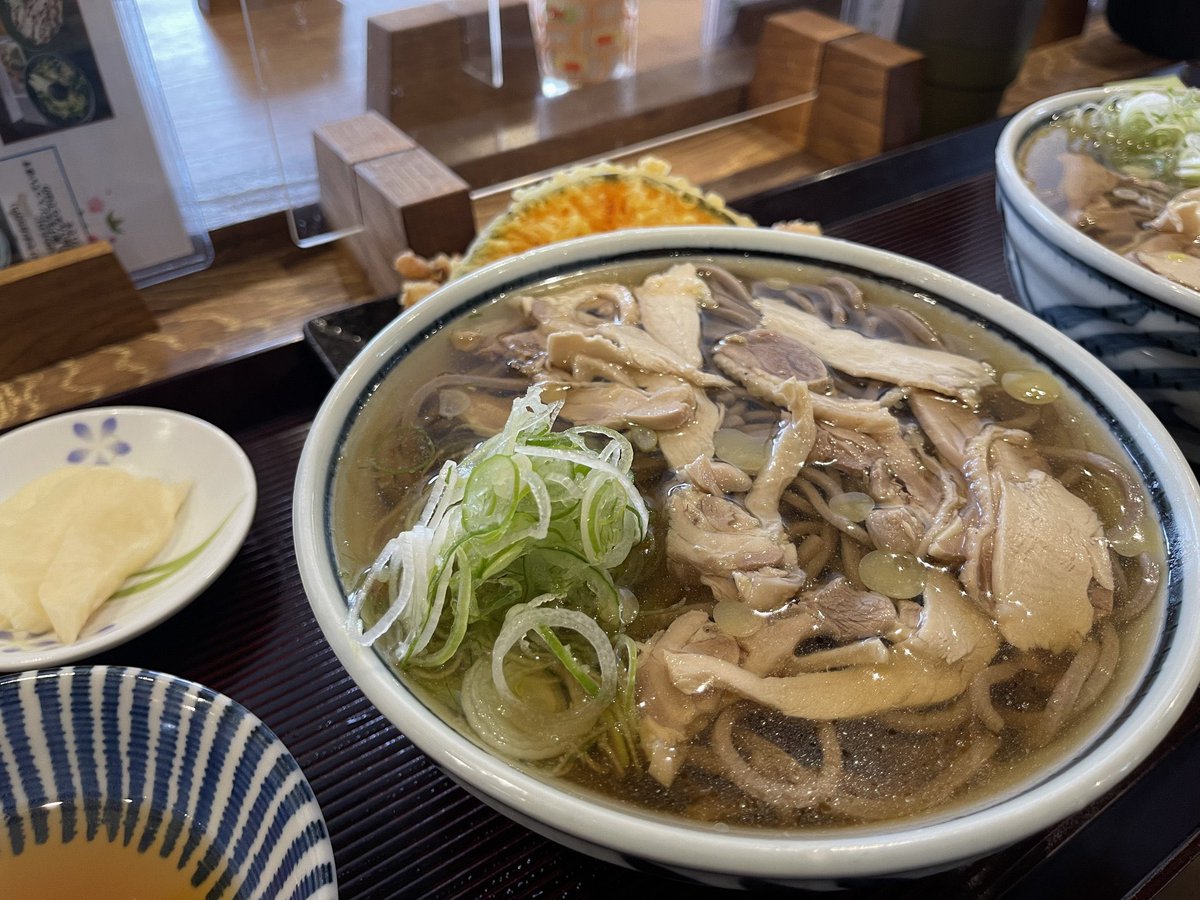 susuki_hozuki's tweet photo. 東北旅行でいちばん食べて欲しいご当地グルメは山形の肉そばかもしれない

他県に店舗がほぼなく、類似商品もない（たぶん）
ここだけの食文化だ https://t.co/yYTssLJy7N
