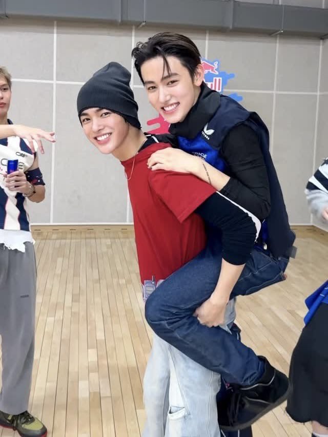 eomseaniee's tweet photo. eomgongju princess treatment >__< https://t.co/H5VlmPIOs5