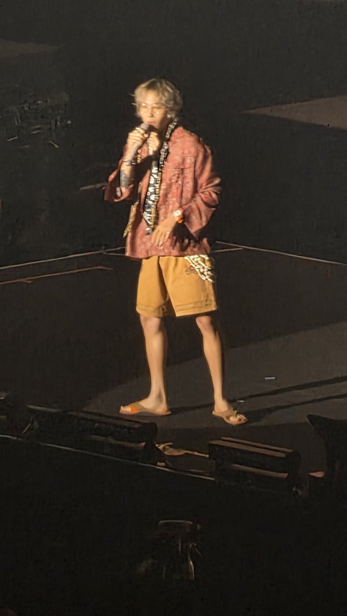 HappyPFLF's tweet photo. Hongki's outfit today is 😅. I had to zoom in to confirm that he is wearing slippers. This is the 1st time I see an artist perform on stage in slippers.😁
#FNC_BAND_KINGDOM_YOKOHAMA 
#FTISLAND https://t.co/4XrpuE8ZJN