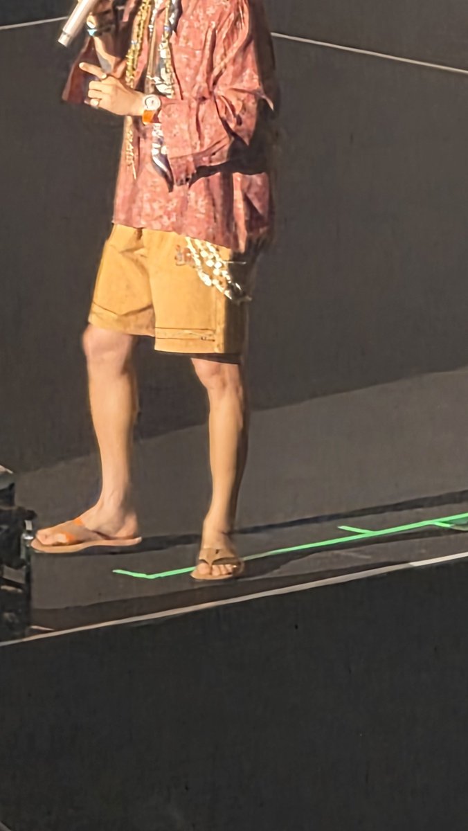 HappyPFLF's tweet photo. Hongki's outfit today is 😅. I had to zoom in to confirm that he is wearing slippers. This is the 1st time I see an artist perform on stage in slippers.😁
#FNC_BAND_KINGDOM_YOKOHAMA 
#FTISLAND https://t.co/4XrpuE8ZJN