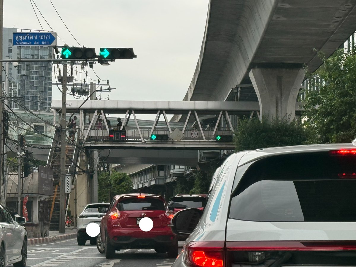 BkkCommuter's tweet photo. สามแยกไฟแดงทางเข้า สุขุมวิท 101/1 รอสัญารไฟ แต่ติดขัดเพราะมีรถมาปาดเข้าซอยจากช่องทางตรง @js100radio https://t.co/8ksnua1bBf